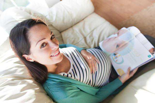 父母满月婴儿期应该如何与宝宝建立亲密关系？